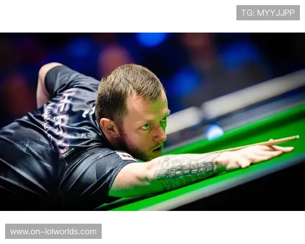 冠中冠赛场现幽默一刻，艾伦社交互动缓解比赛紧张