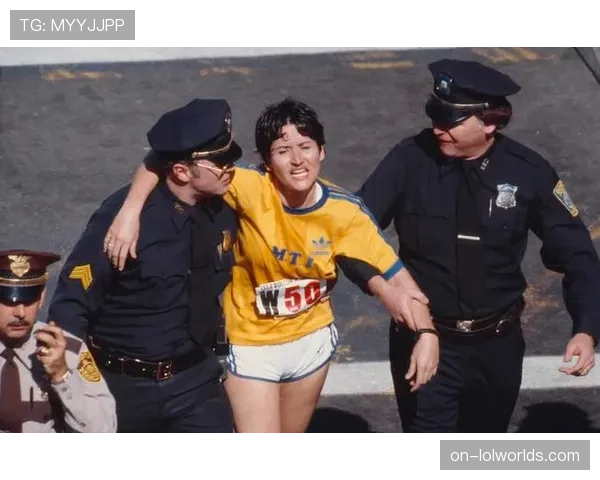 波士顿马拉松现场：50岁老兵跑者携阵亡战友照片完成比赛