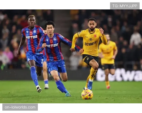 消息：比赛第70分钟，水晶宫凭借点球1-0领先狼队